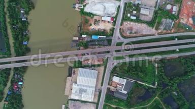 在泰国苏拉特萨尼的斯里苏拉特桥上方的空中观看视频。